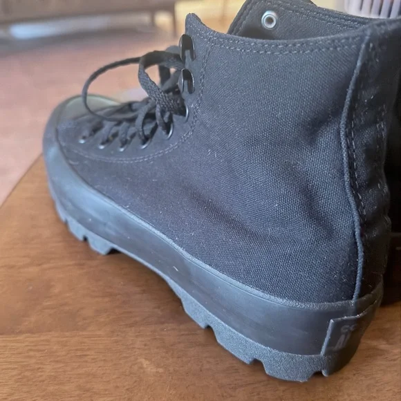 Converse Chuck Taylor All Star Lugged boots in a black colorway. SIZE 9 - Picture 4 of 9